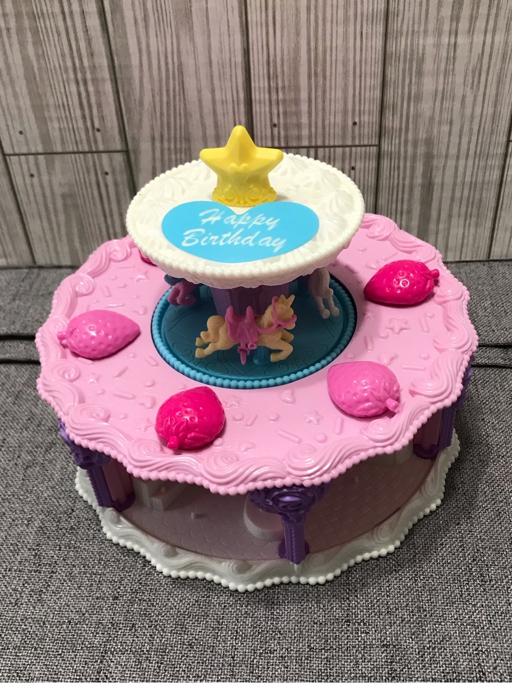 Polly Pocket Birthday Cake Countdown Toy.